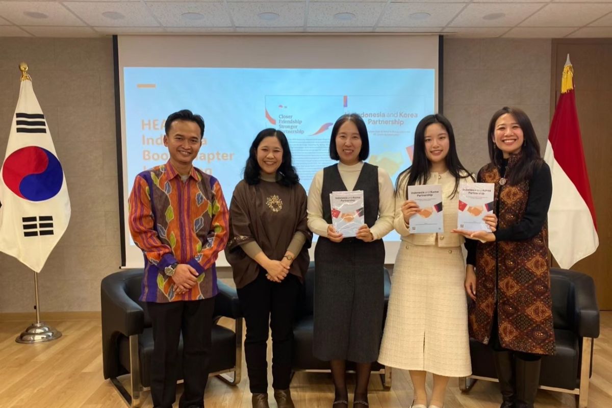 السفارة الإندونيسية في سيول بشراكة مع طلاب إندونيسيين أطلقوا كتاب 50 عامًا بين جمهورية إندونيسية وكوريا الجنوبية